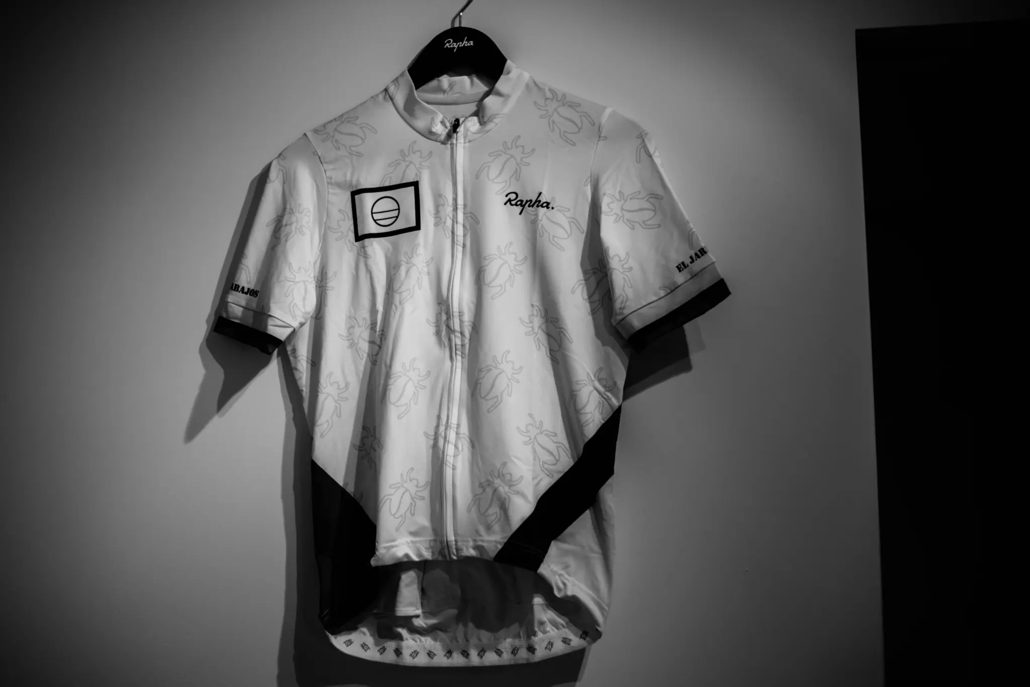 Maillot Rapha blanc suspendu à un cintre dans une boutique de la marque