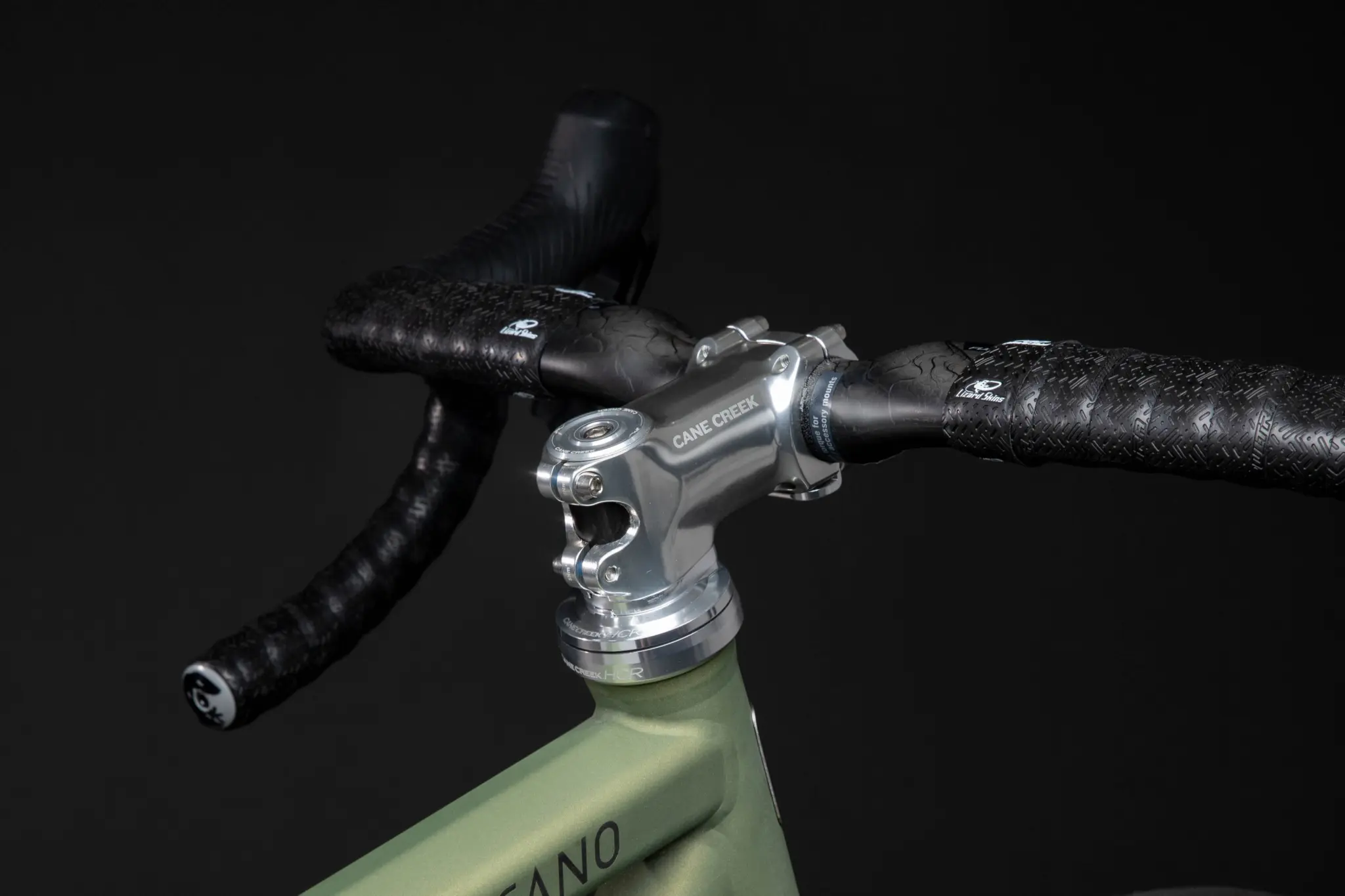Potence Cane Creek HCR en argent poli montée sur un vélo, durites de frein masquées