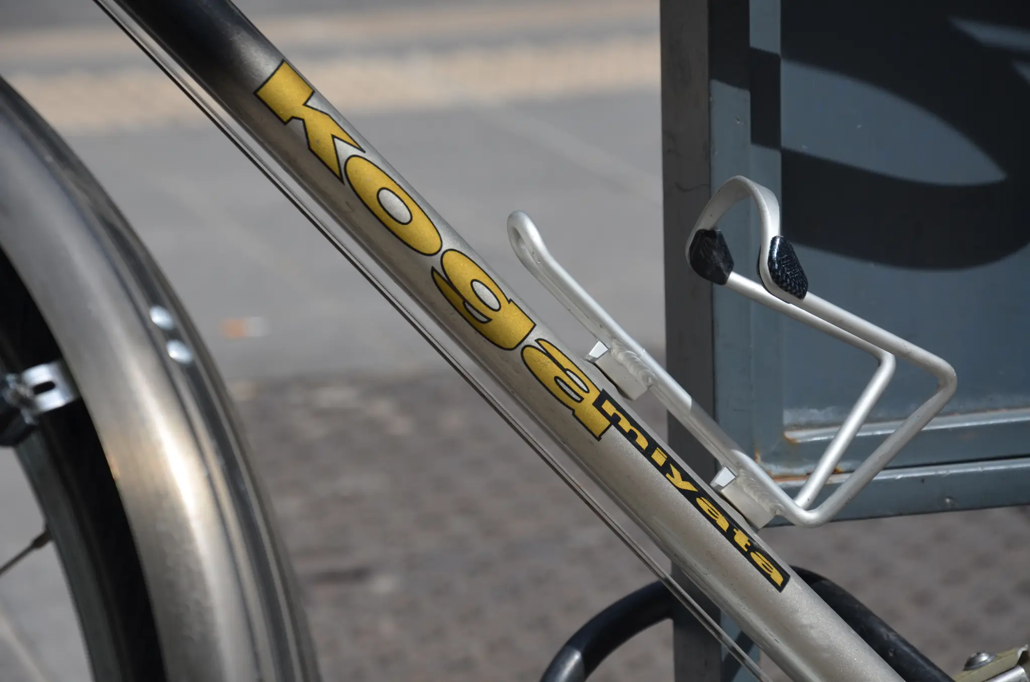 Logo Koga Miyata jaune sur le tube diagonal d'un vélo, marque néerlandaise du groupe Accell