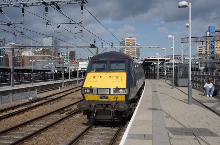 Leeds station: Network Rail removes its sign banning e-bikes