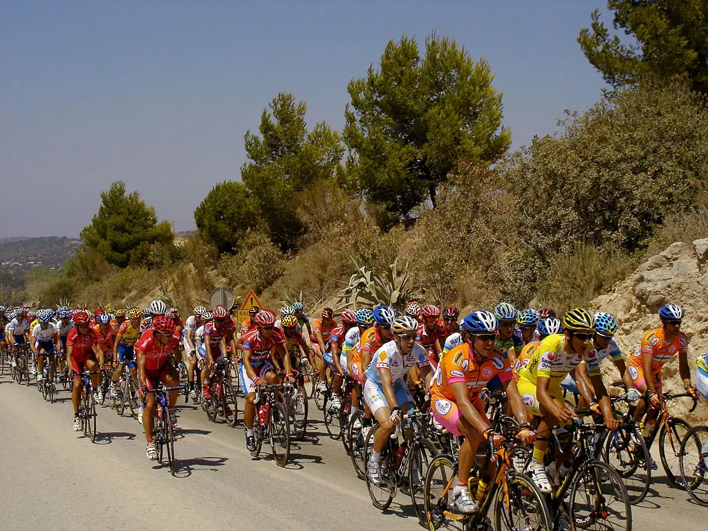 UCI wants real-time tracking of riders and cars in pro races