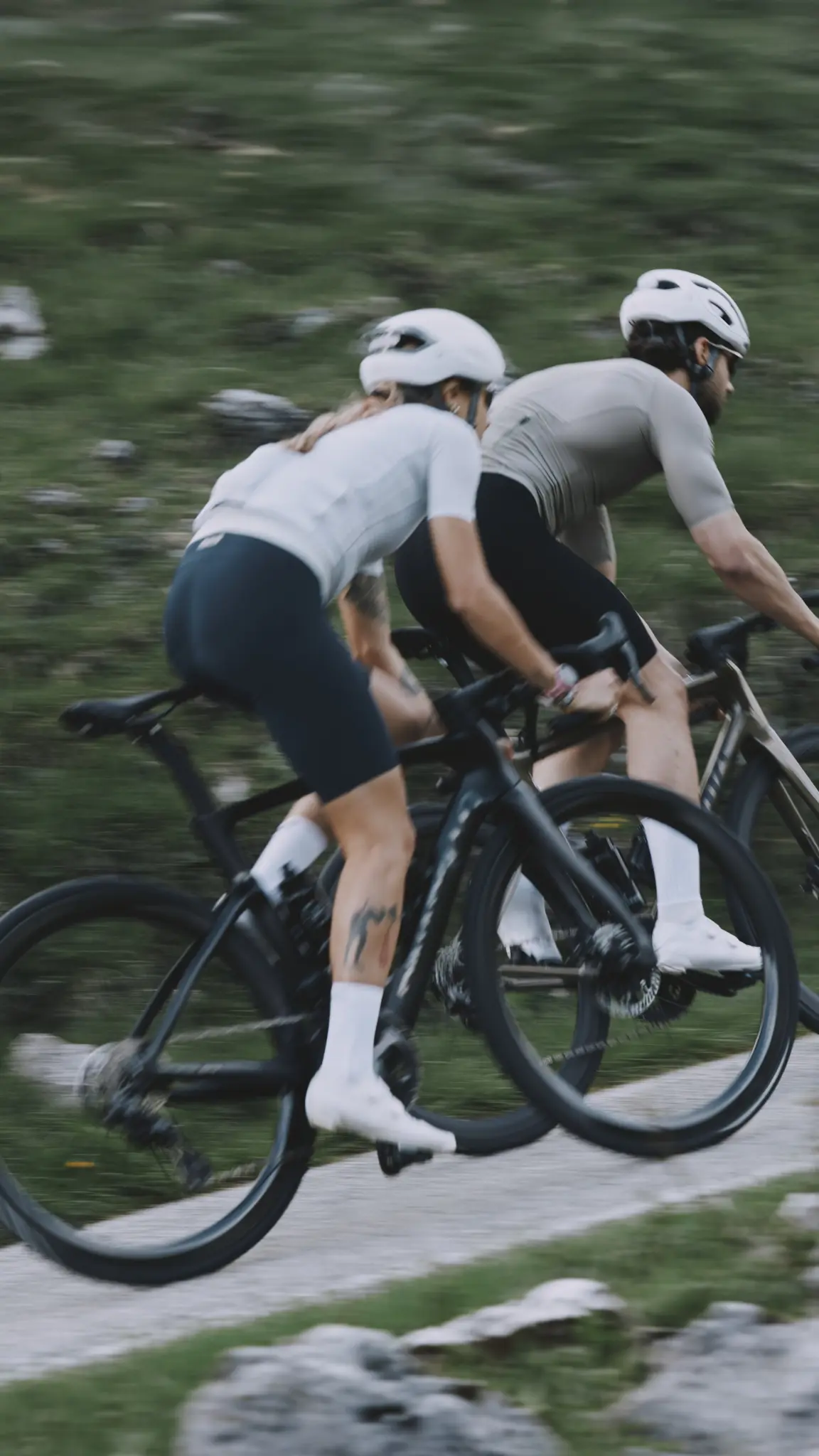 Deux cyclistes sur des vélos équipés du groupe Campagnolo Super Record 13