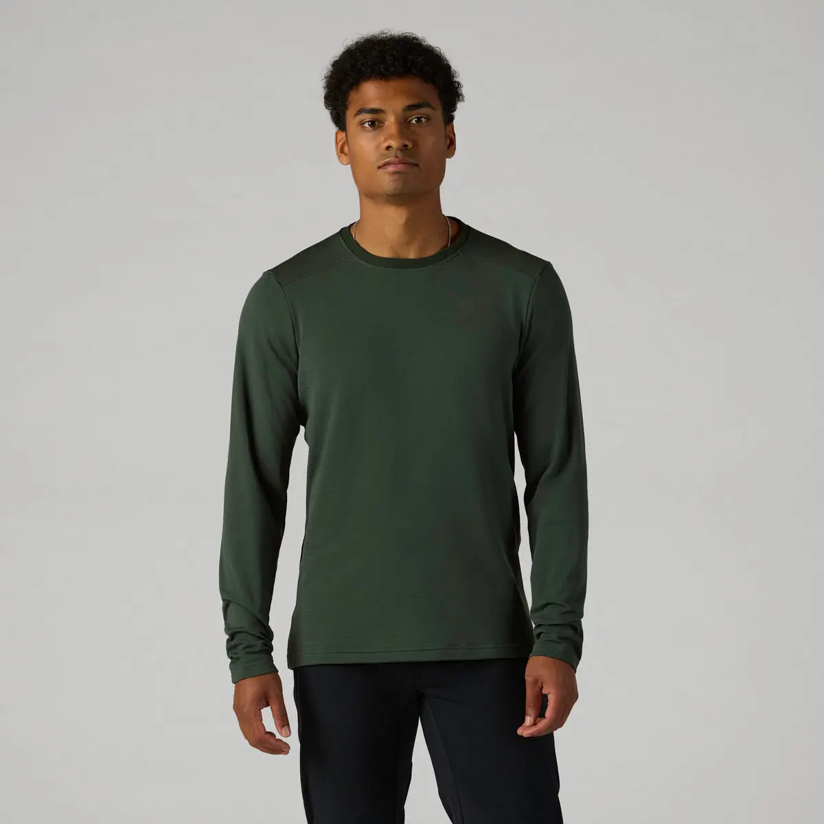Homme portant le maillot à manches longues Velocio TRAIL Merino Long Sleeve vert foncé, col rond, vue de face