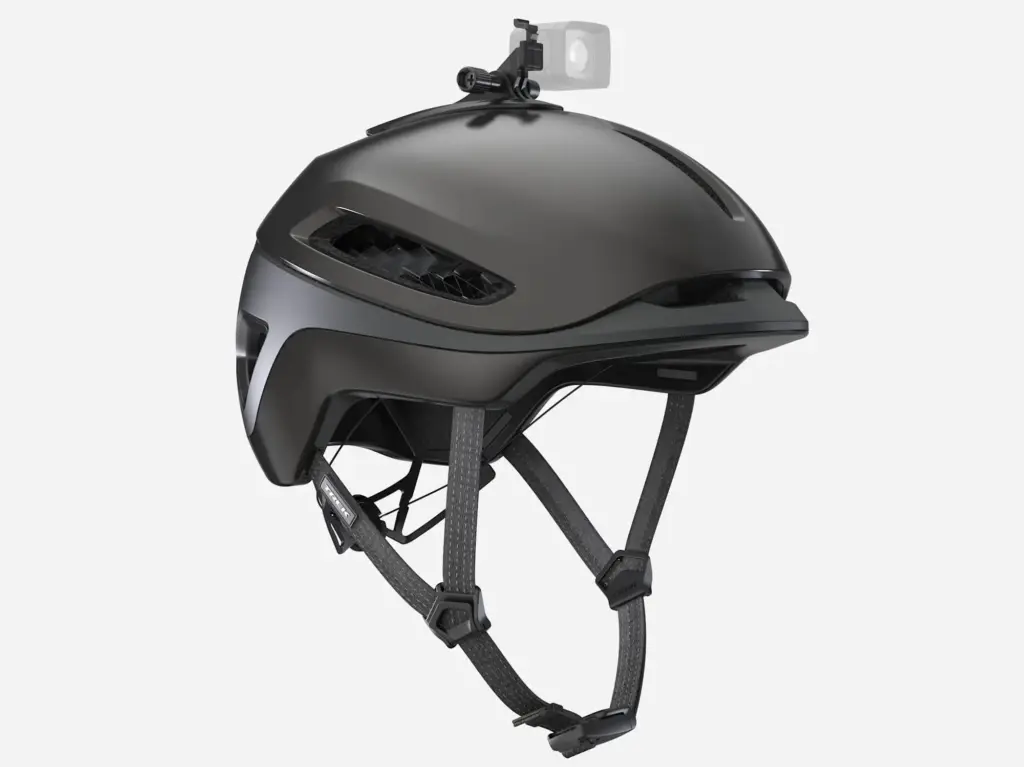Le casque Trek Charge WaveCel vu de trois quarts, une camera GoPro fixee sur le dessus par la fixation Blendr