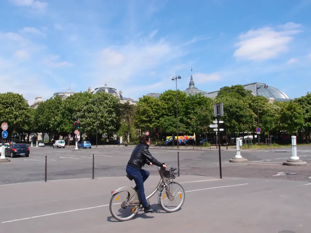 Casque à vélo : la filière demande de ne pas l&rsquo;imposer aux adultes
