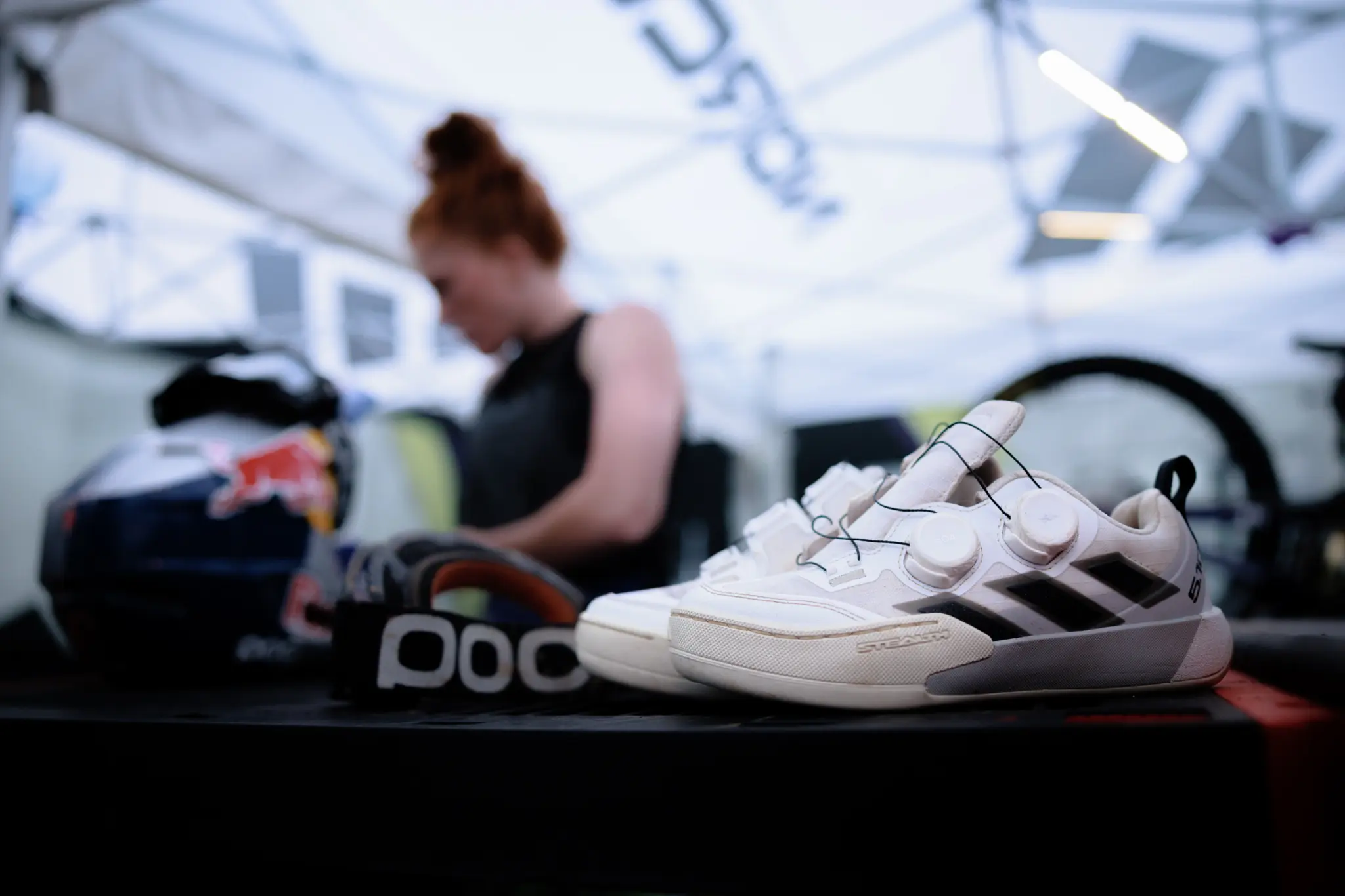 Paire de chaussures adidas Freerider blanches à double molette BOA posée sur un stand à Whistler