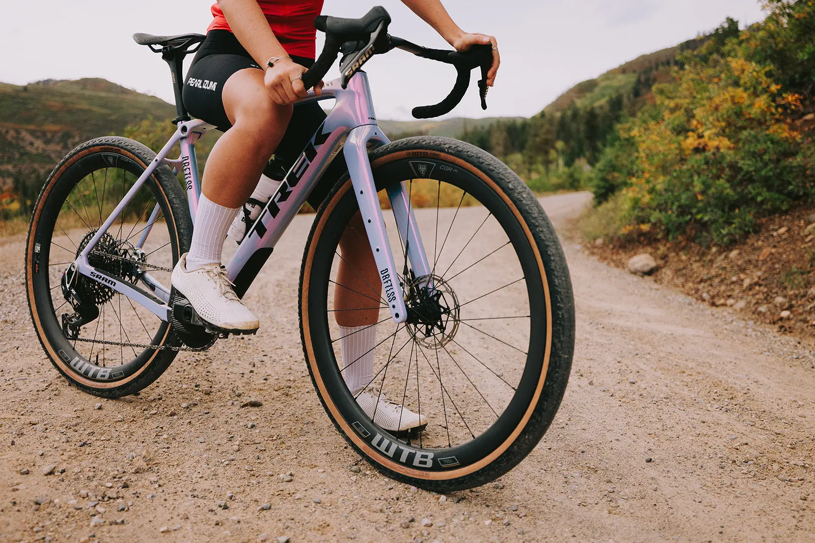 Cycliste sur un vélo gravel équipé de roues WTB, sur un chemin de gravier