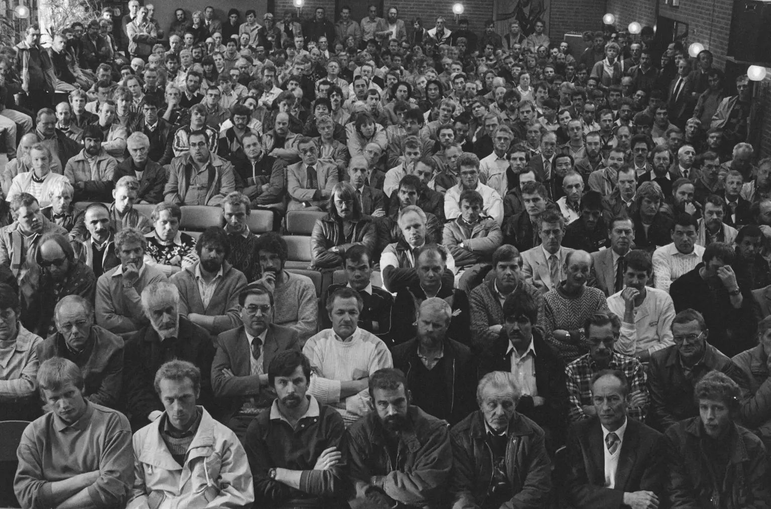 Une salle comble de salariés de Batavus, assis, en 1986