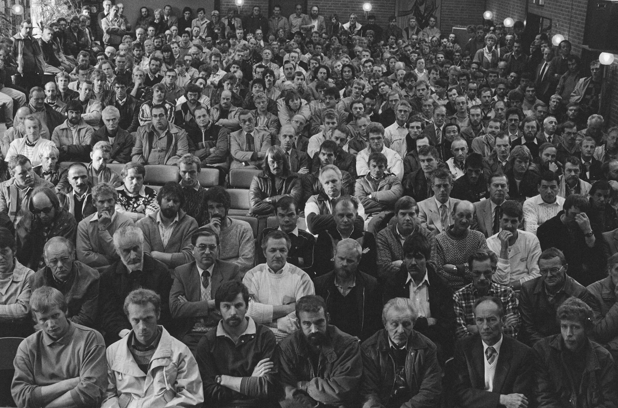 Une salle comble de salariés de Batavus, assis, en 1986