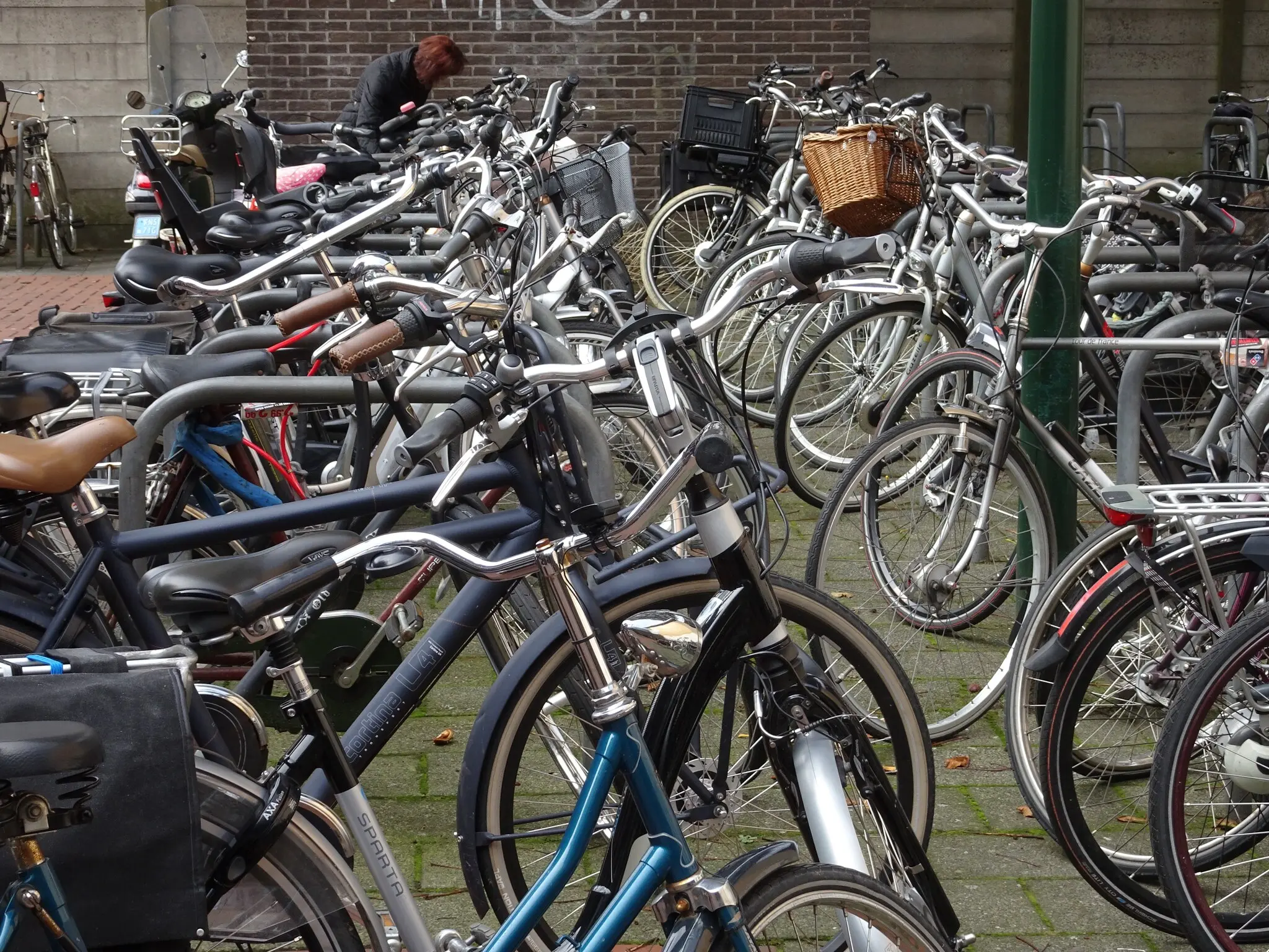 Des dizaines de vélos garés côte à côte dans un parking à vélos néerlandais