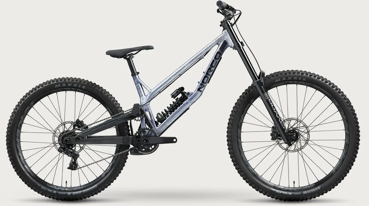 Norco Team DH 2 RockShox argent, vu de profil, fourche BoXXer et amortisseur à ressort