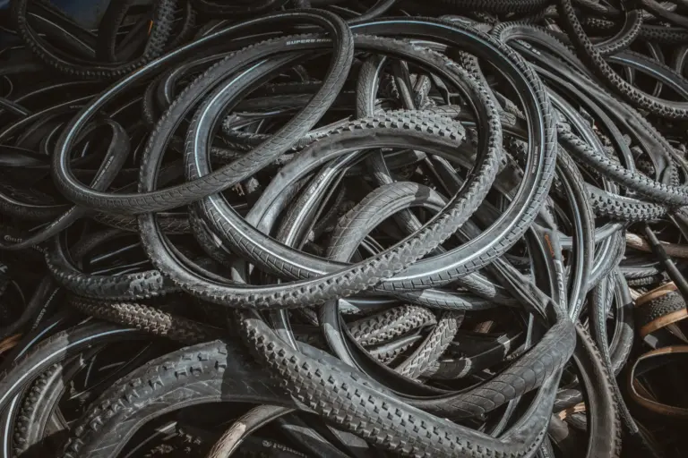 Recyclage des pneus : Schwalbe sort d&rsquo;Allemagne et vise quatre pays en 2027