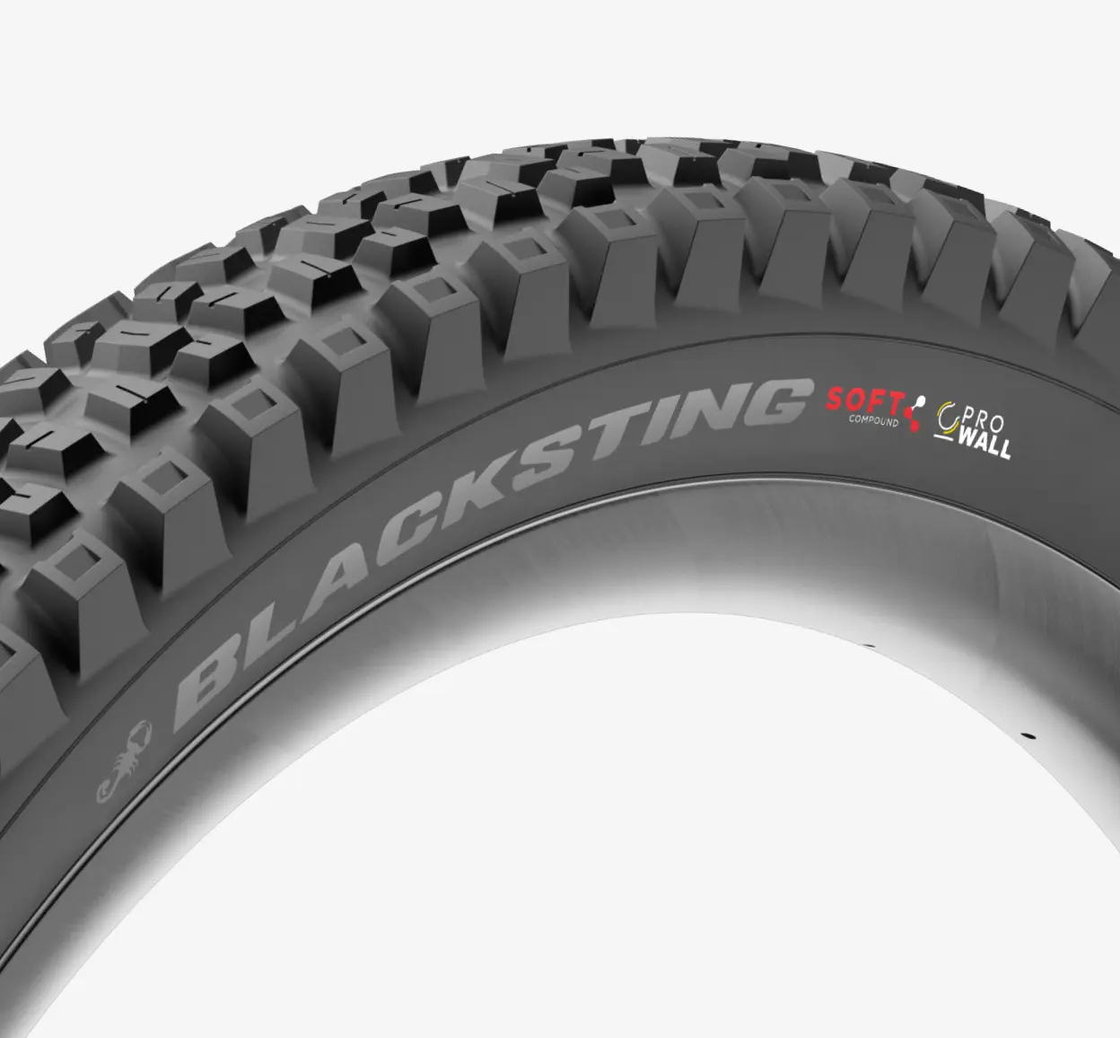 Pneu VTT Pirelli Scorpion Blacksting en gros plan, marquages Soft et ProWALL sur le flanc