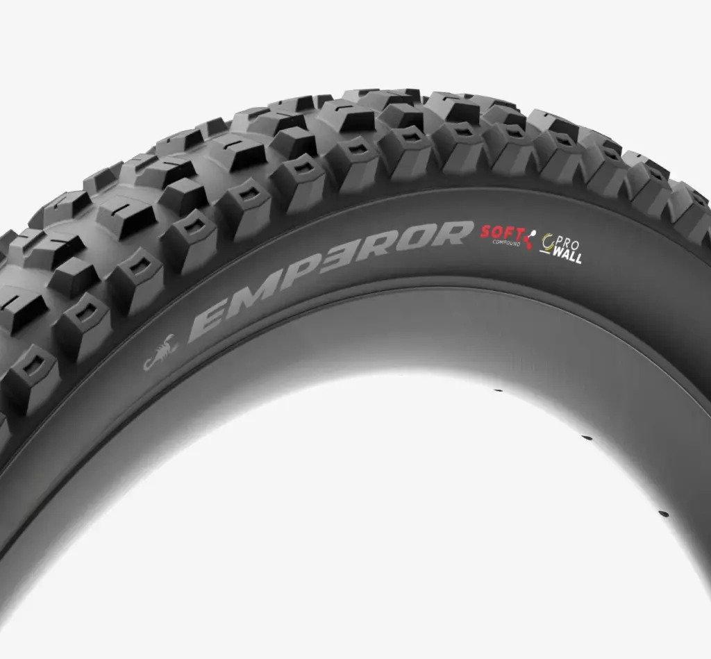Pirelli renouvelle ses pneus VTT gravity : Emperor, Red Claw et Blacksting