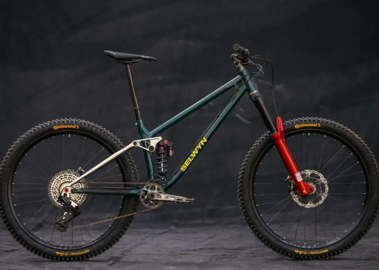 Selwyn Trail Bike : un VTT tout suspendu en acier fait à Samoëns, à retirer sur place