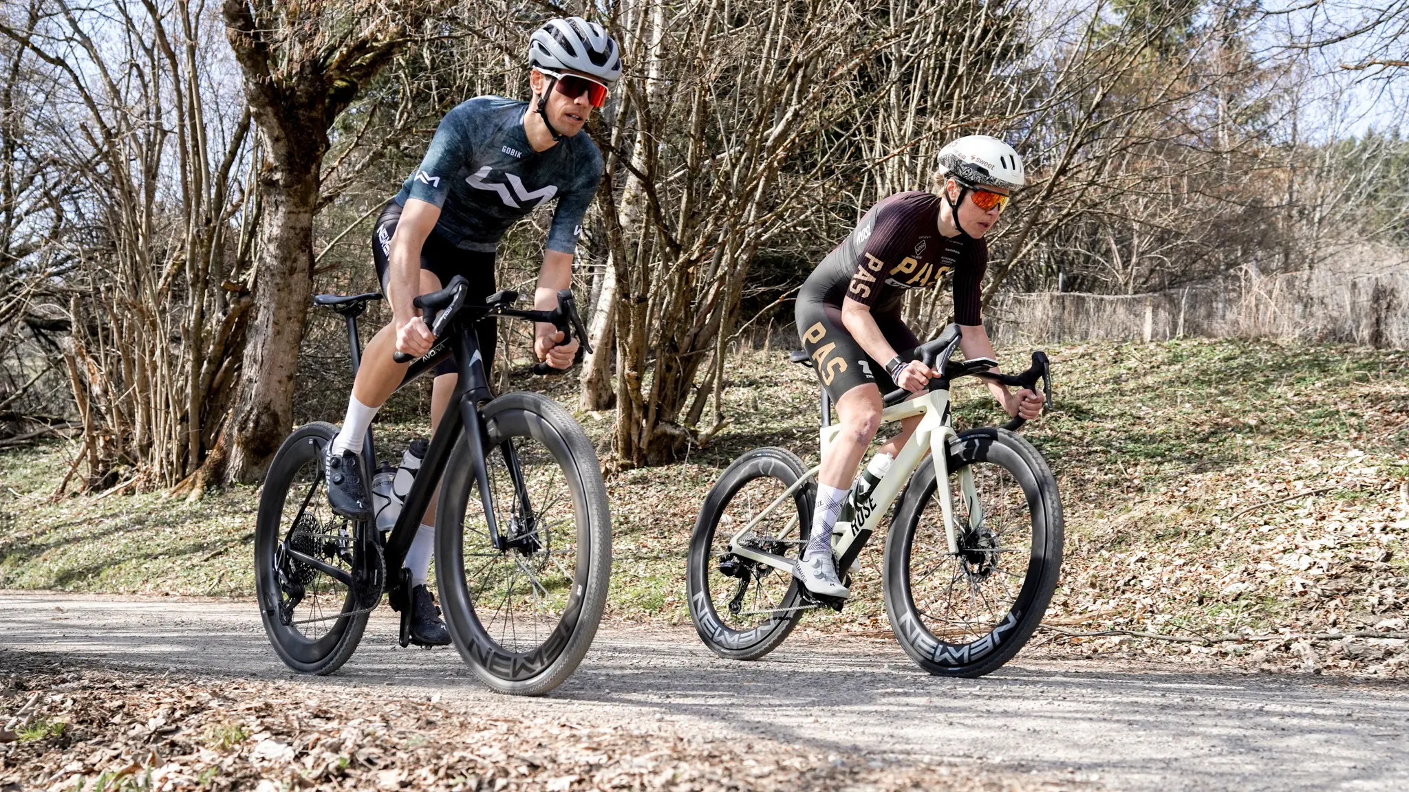 Deux cyclistes sur des vélos gravel équipés de roues Newmen Streem G.62 sur un chemin