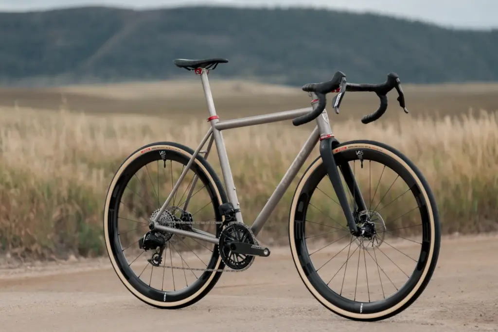 Moots County Line : un vélo titane all-road entre route et gravel