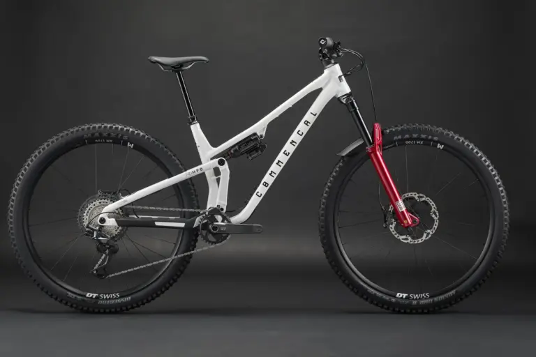 Commencal T.E.M.P.O. V2 : le VTT trail en alu revoit le passage de ses câbles