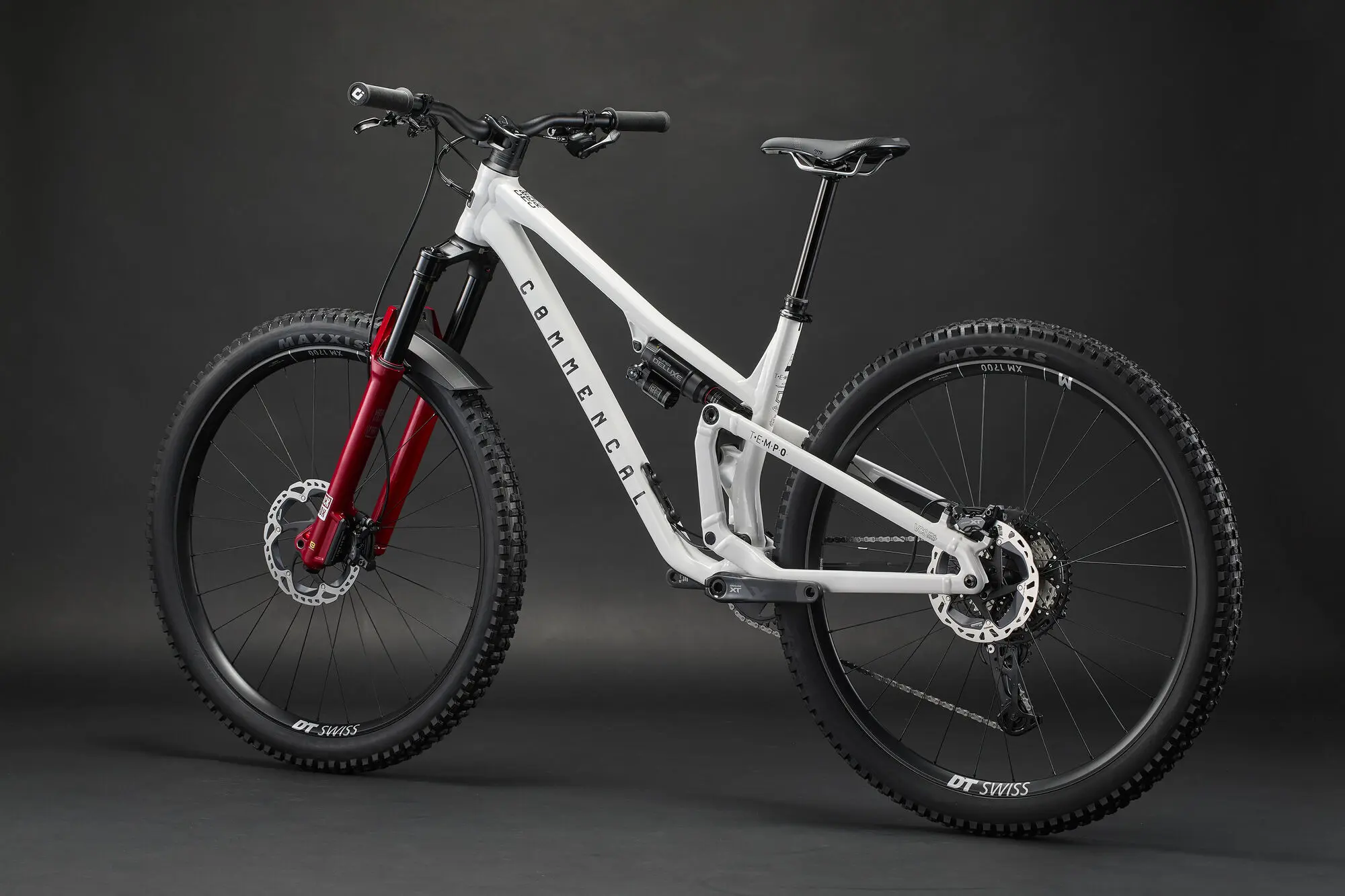 Le Commencal T.E.M.P.O. V2 vu de trois-quarts avant, câbles entrant à l'avant du cadre