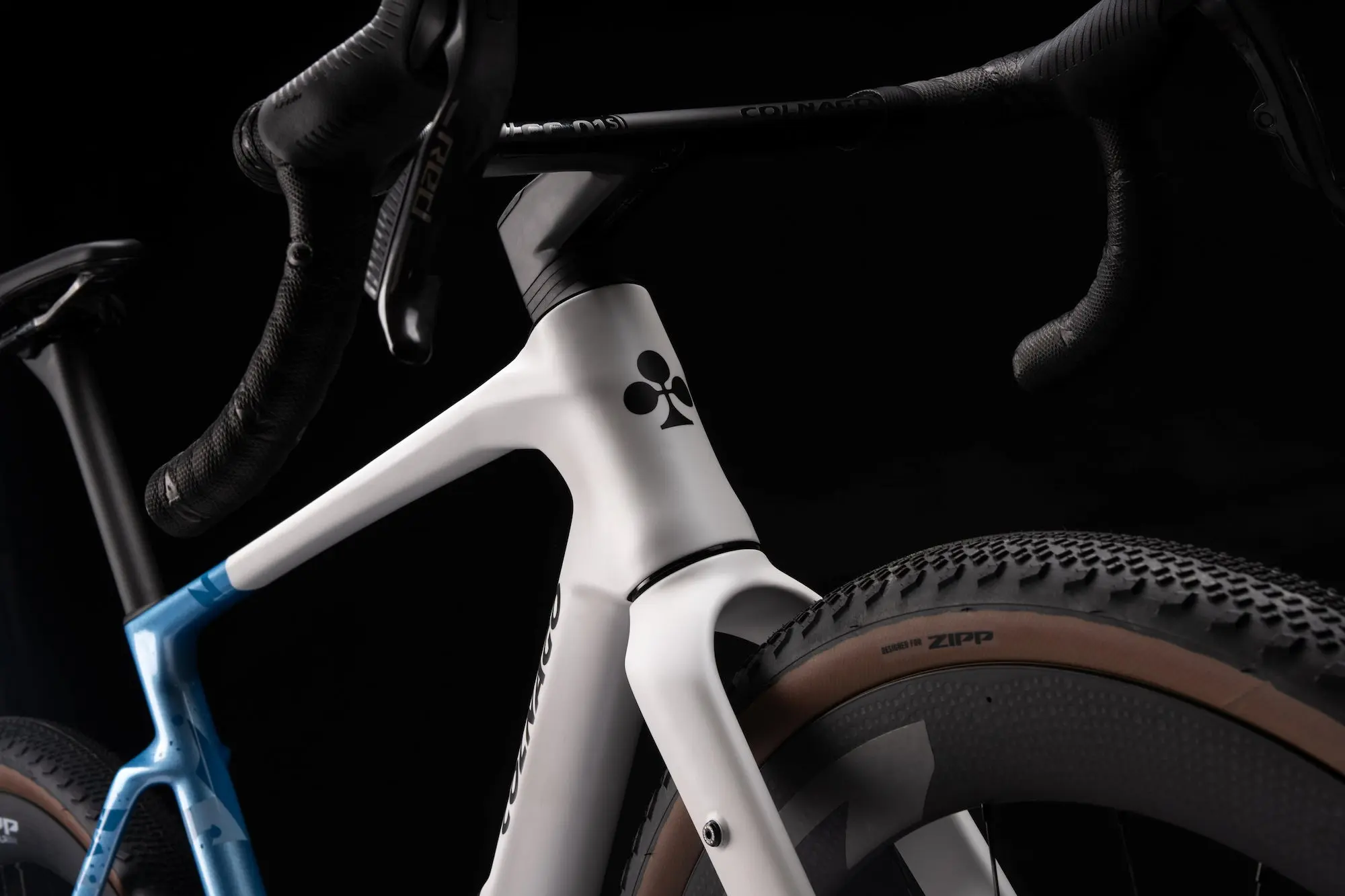Close-up of the white head tube with the Colnago cloverleaf and the fork of the G5-X, Zipp gravel tyre