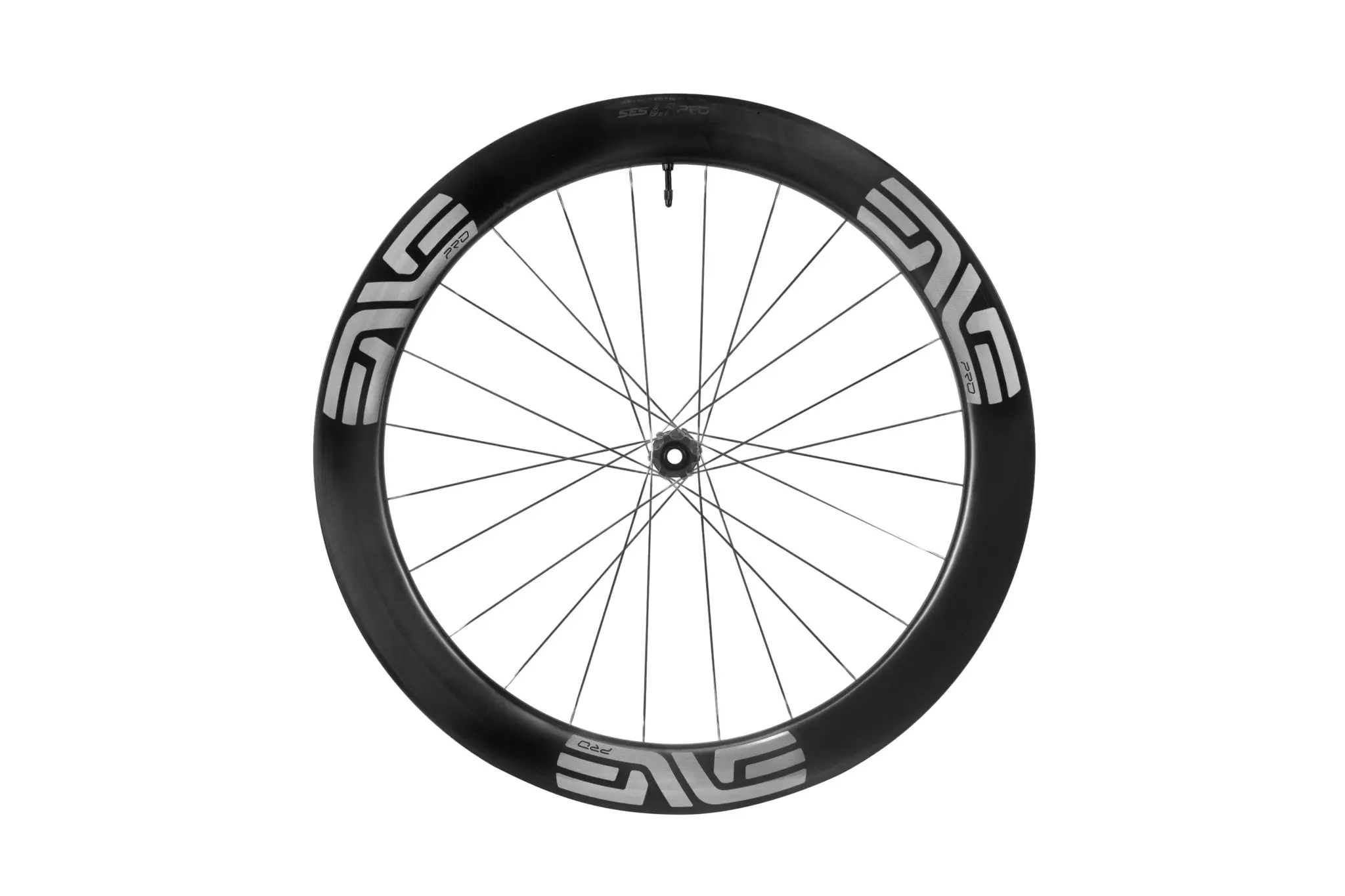 Roue ENVE SES 6.7 PRO de profil avec logos argentés sur jante carbone noire