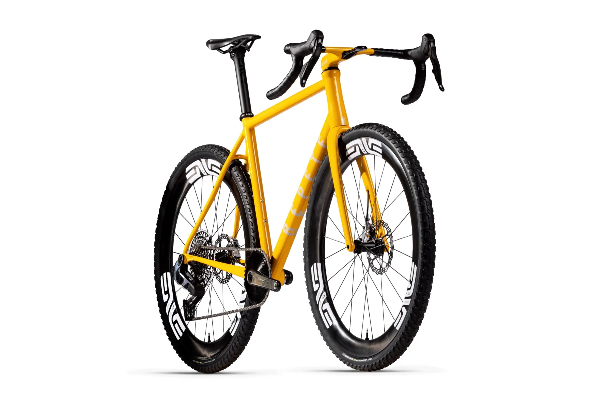 Gravel Repete G3: Verne jaune vu de trois quarts avant, pneus à crampons et fourche carbone