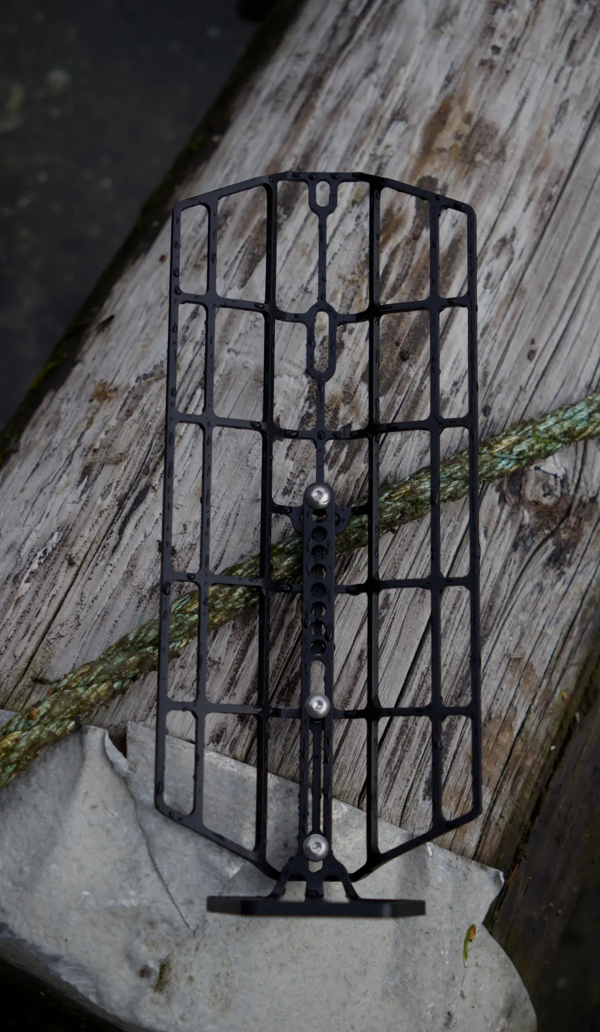 Fauna XL Cargo Cage noir vu de face, la platine à trous de fixation au centre et le pied en bas