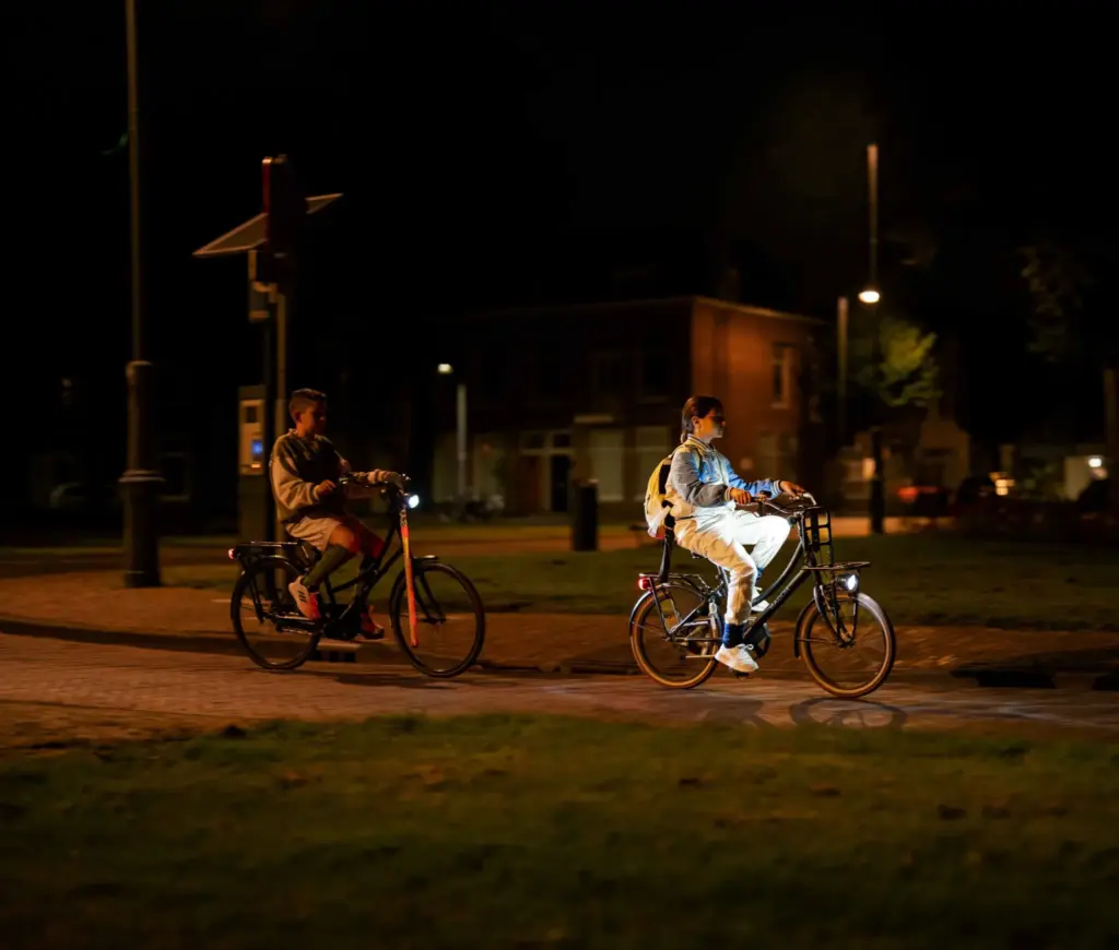 Pays-Bas : seul un parent sur deux juge son enfant bien visible de côté à vélo