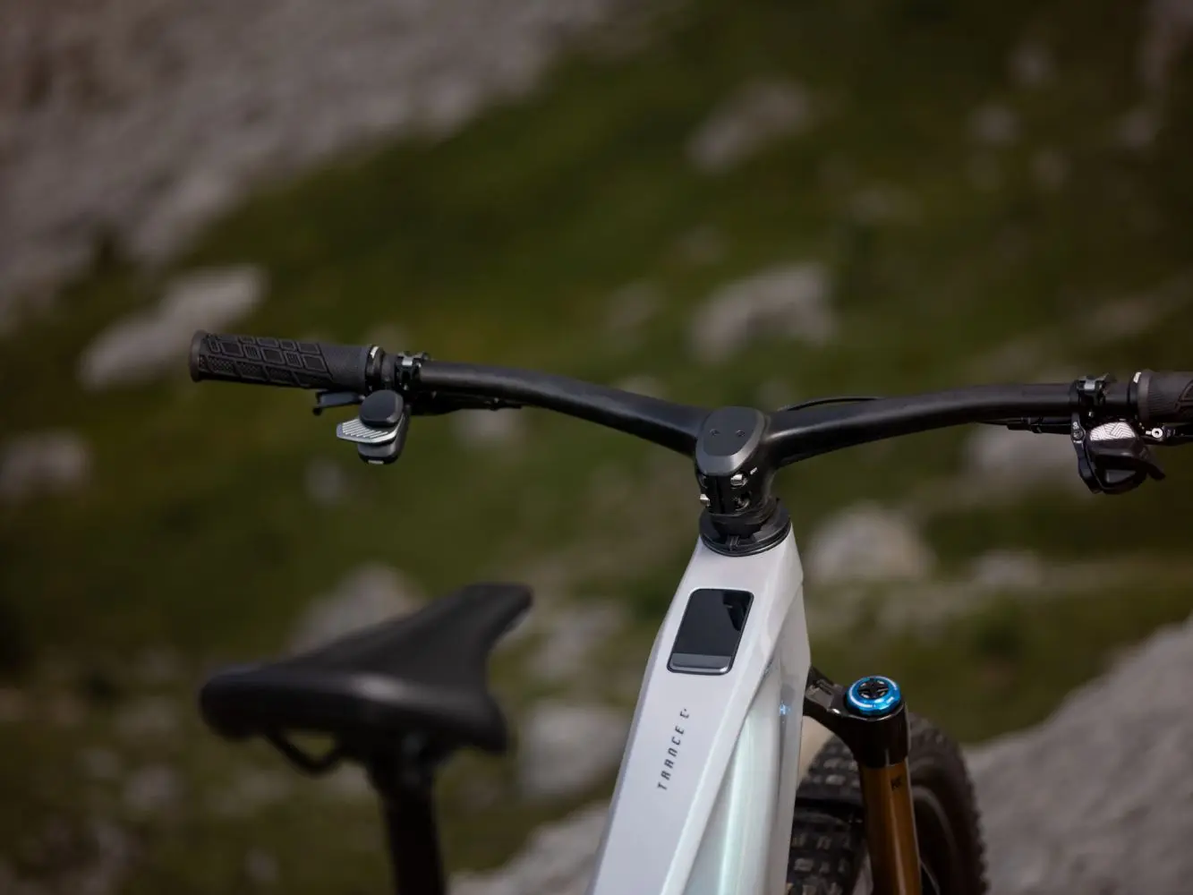 Cintre et tube horizontal blanc du Giant Trance Advanced E+, avec l'écran intégré au cadre