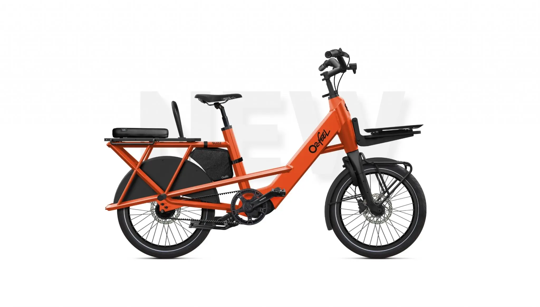 Vélo cargo électrique O2feel orange à porte-bagages arrière allongé et plateau avant, sur fond blanc