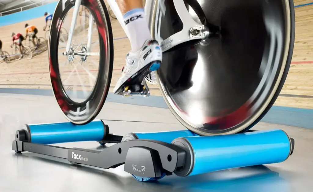 Les rouleaux Tacx Galaxia sous un vélo de route