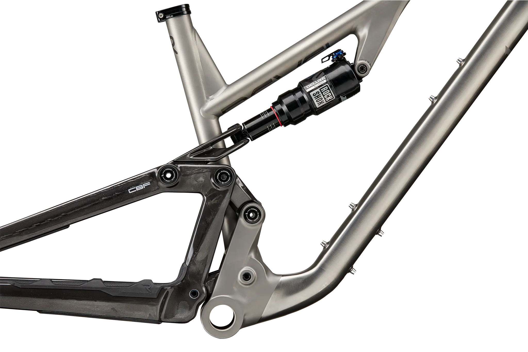 Gros plan sur le Revel Ranger Ti : jonctions en titane, biellettes carbone de la suspension CBF et amortisseur RockShox