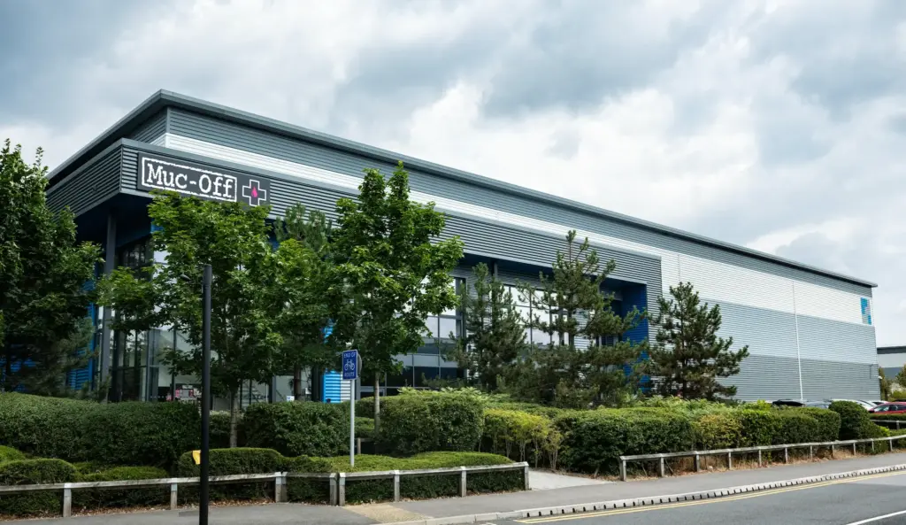 Muc-Off ouvre The Hangar, une usine de 70 000 flacons par semaine au Royaume-Uni