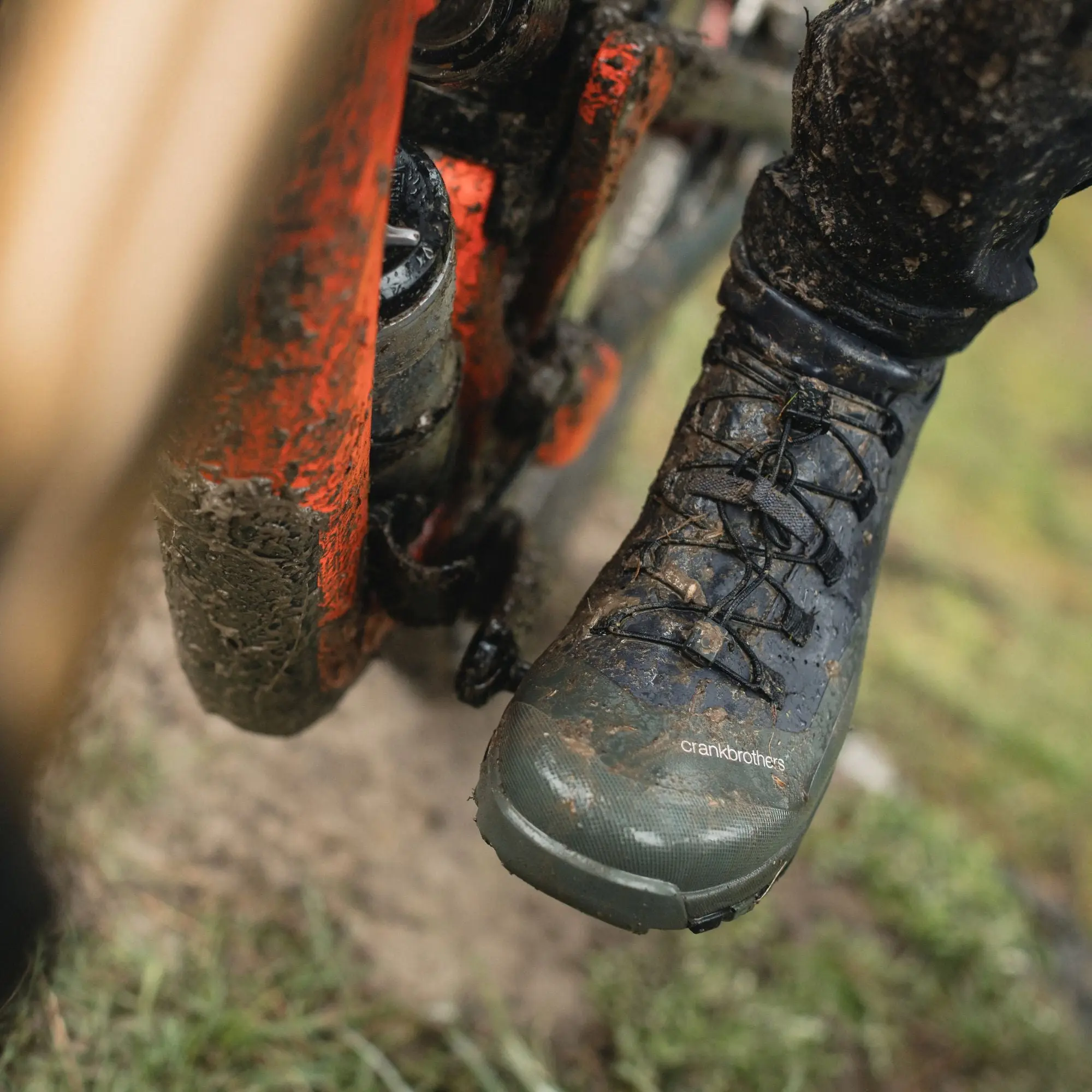 Chaussure Crankbrothers Trail Speed Lace Seal couverte de boue sur une pédale de VTT