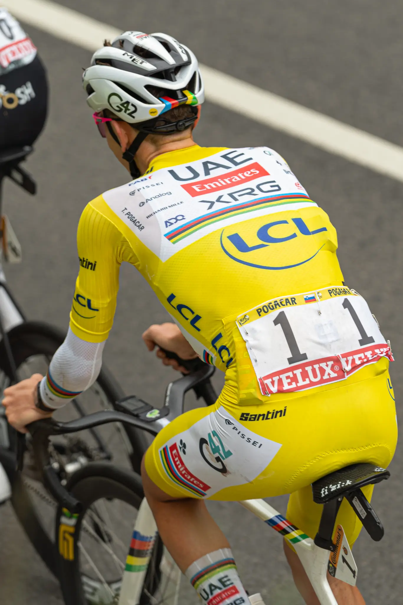 Tadej Pogačar de dos en maillot jaune lors de la 14e étape du Tour de France 2025