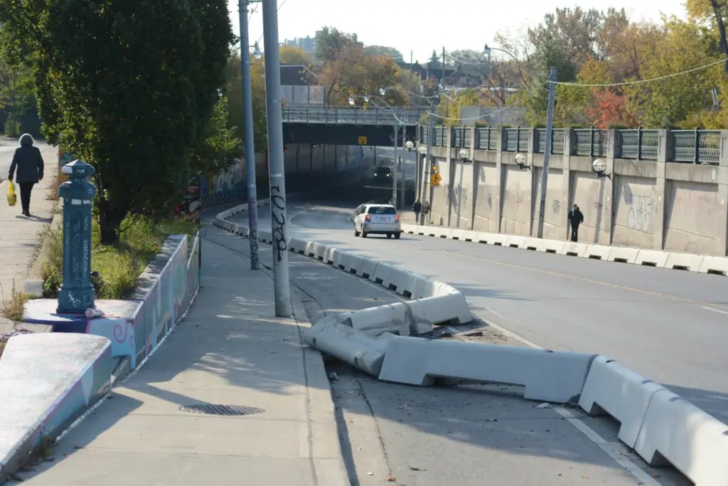 Toronto: Ontario begins removing bike lanes, three protesters arrested