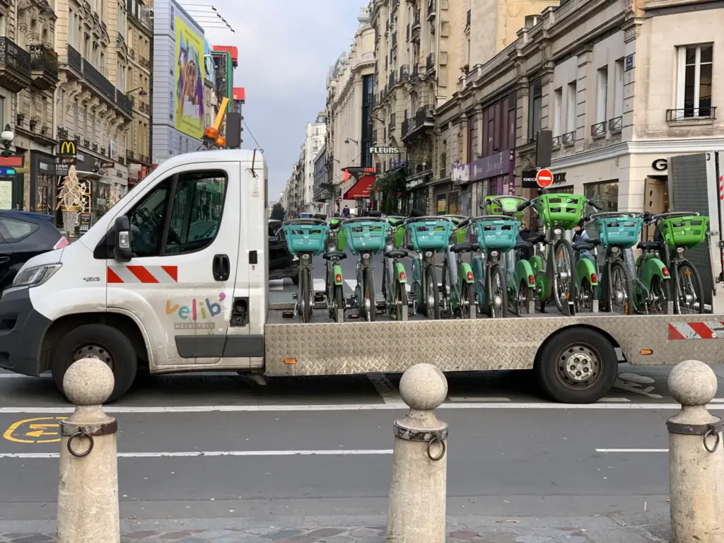 Camion de régulation Vélib' Métropole chargé de vélos, rue de Rivoli à Paris