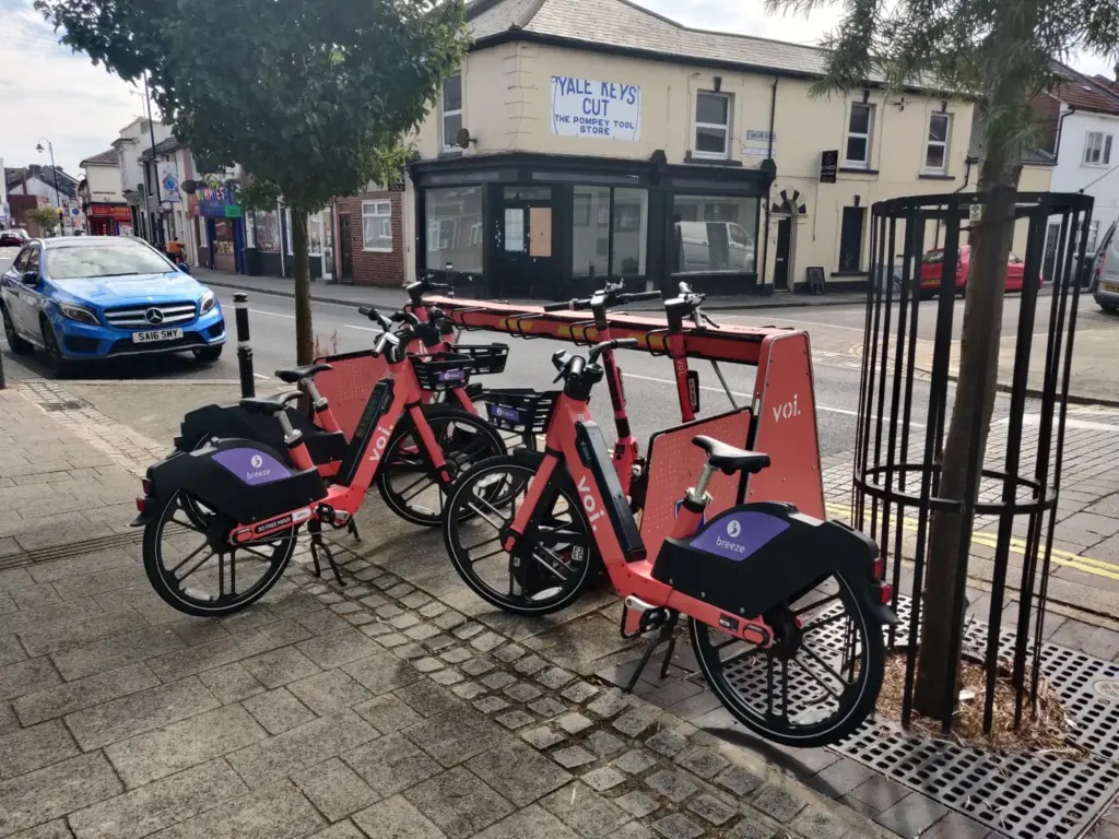 Londres : Ealing se donne le droit de saisir sans juge les vélos électriques en libre-service, Voi en tête