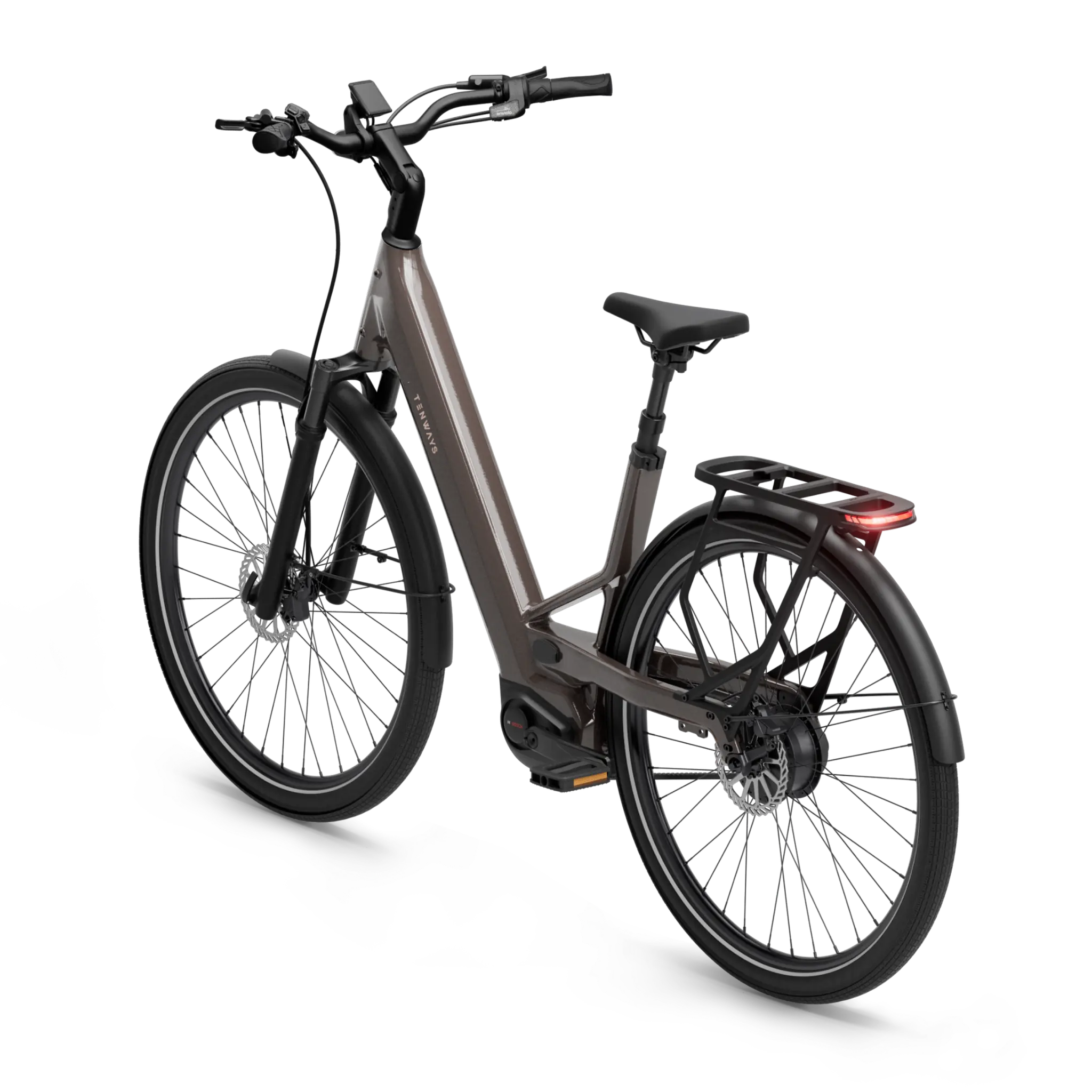 Un vélo électrique urbain Tenways brun vu de trois-quarts arrière, moteur central et feu arrière sur le porte-bagages