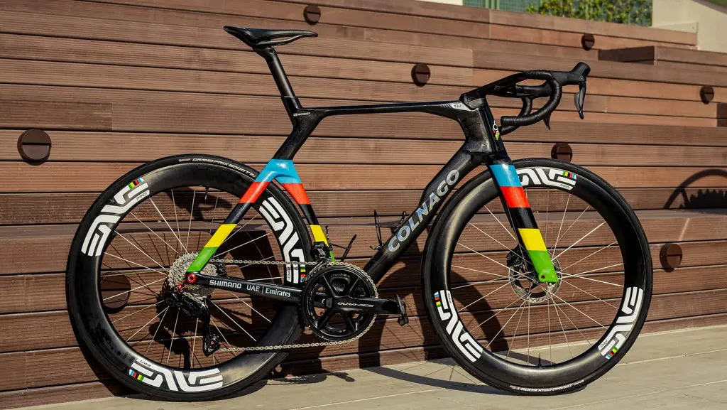 Colnago et Specialized peignent aux couleurs arc-en-ciel les vélos de McNulty et Vollering
