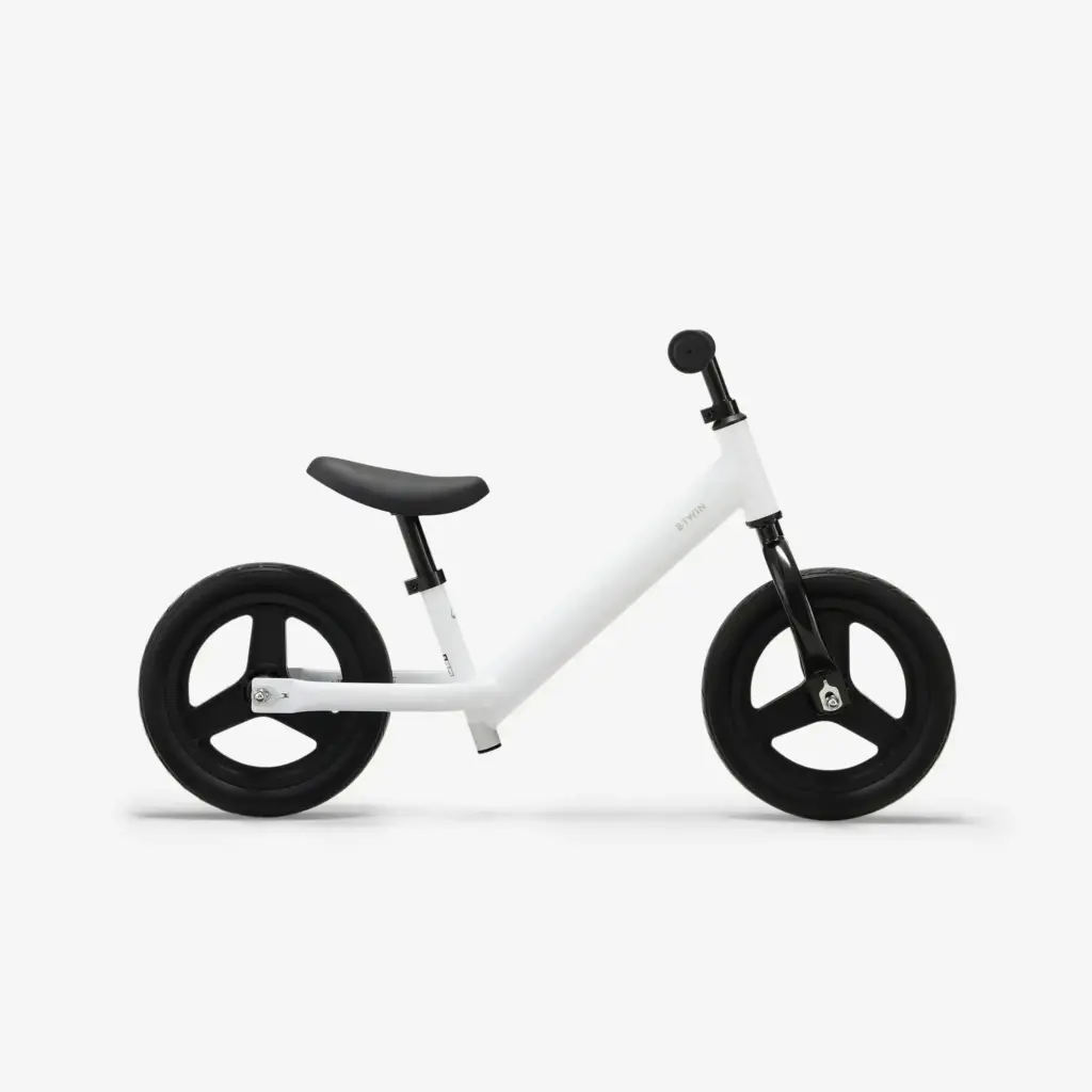 La draisienne Btwin Learn 100 de Decathlon, blanche à roues noires, vue de profil