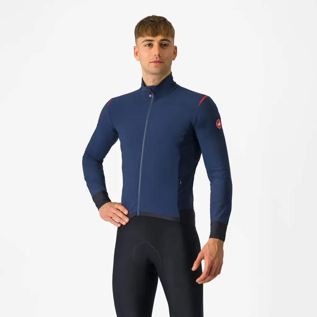 Un cycliste porte la veste vélo Castelli Alpha Flight RoS bleu marine