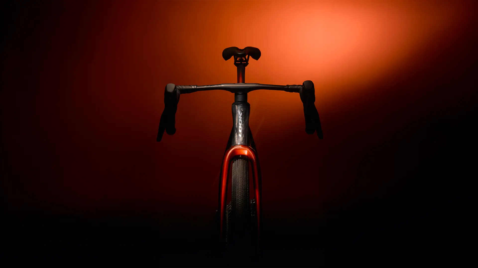 The LOOK G85 Cezal RS gravel bike seen from the front, with chrome orange fork and integrated cockpit