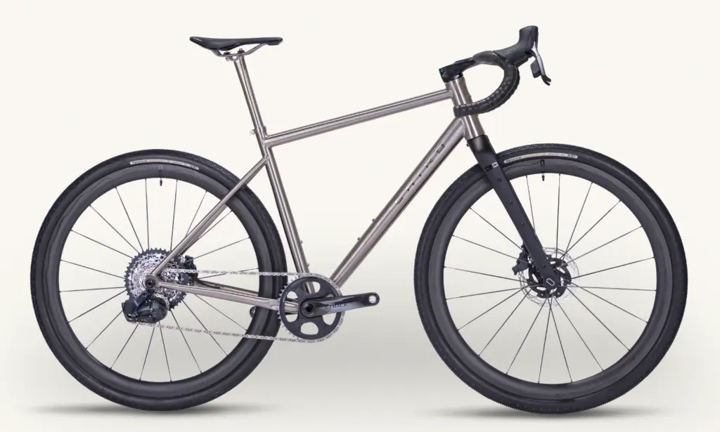 Chiru Vagus:i: a French titanium gravel bike that takes 60 mm tyres up front