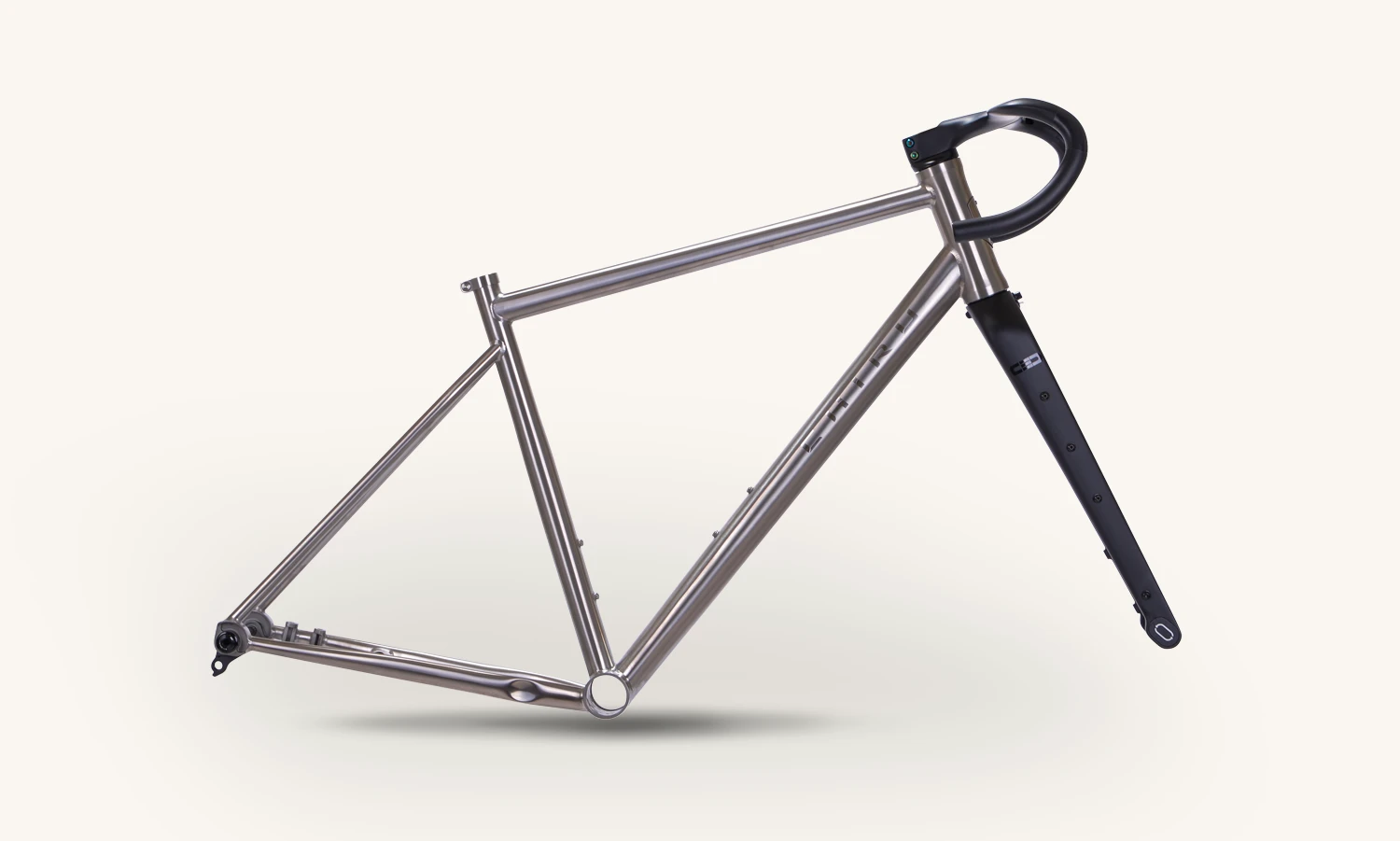 Chiru Vagus:i frame in raw titanium with black carbon fork and handlebar, on a light background