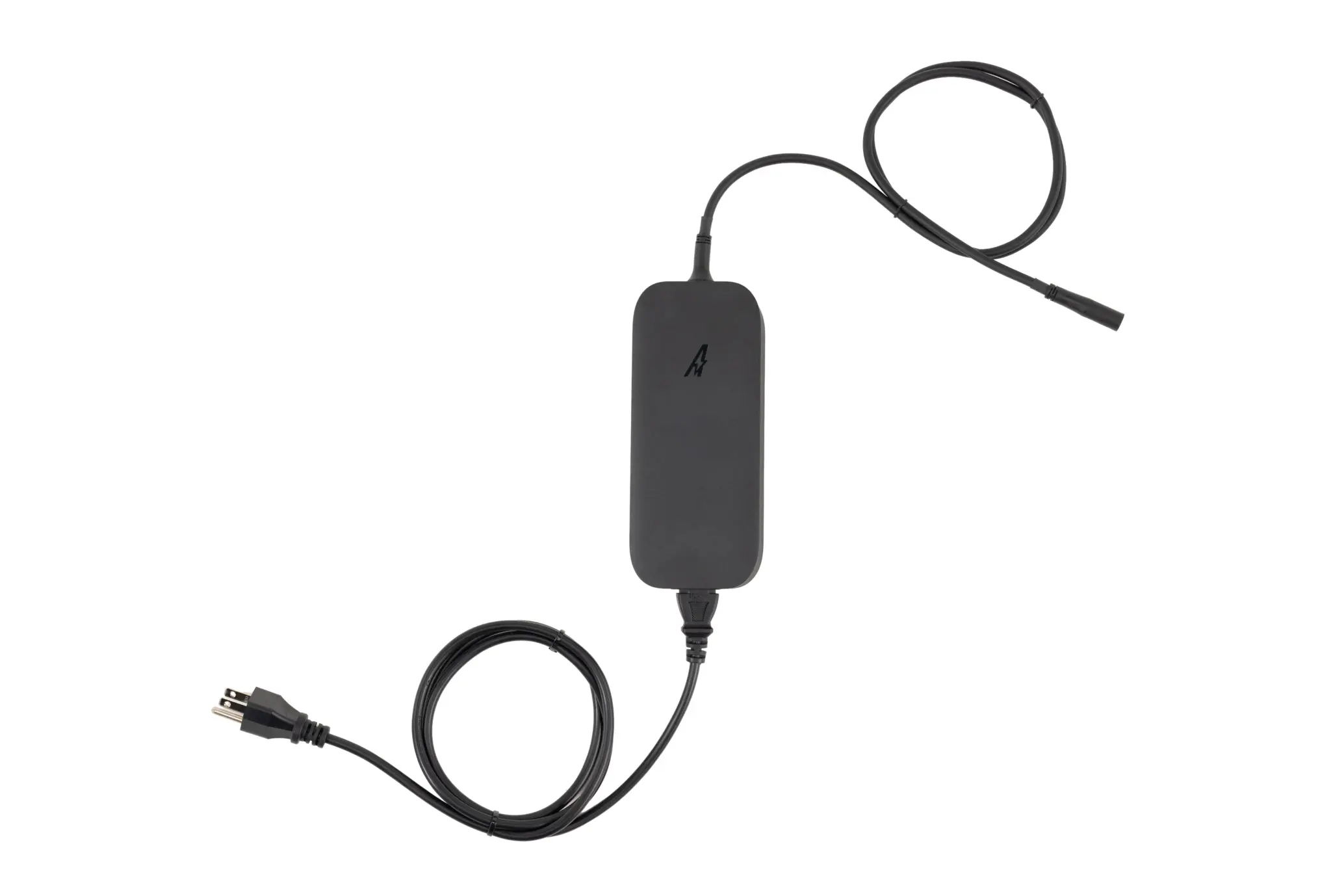 Le boîtier du chargeur Aventon Fast Charger vu de dessus, logo Aventon en relief