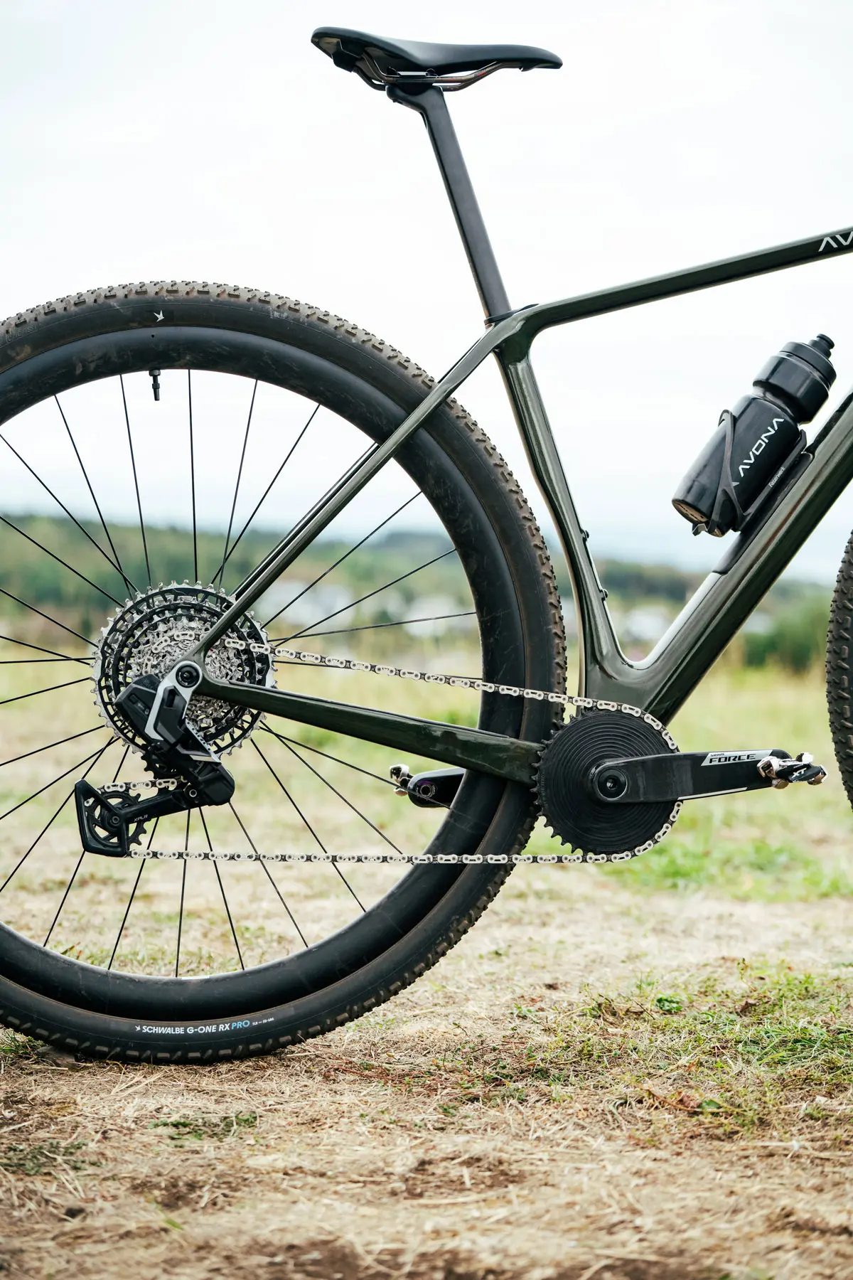 Rear of a dark green Avona Callis 32 with 32-inch wheel, SRAM cassette and derailleur, single chainring and Force crankset