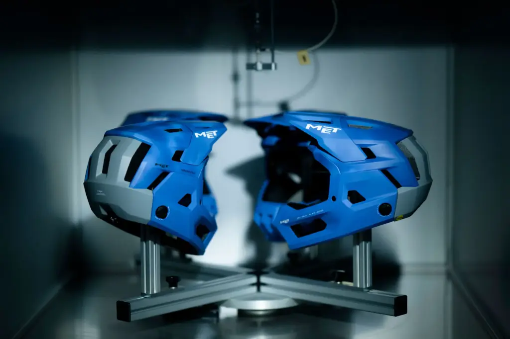 MET Parachute MCR 2 : le casque intégral convertible pèse 730 g en taille M