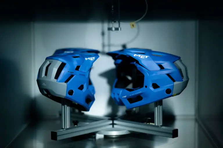 MET Parachute MCR 2: the convertible full-face helmet weighs 730 g in size M