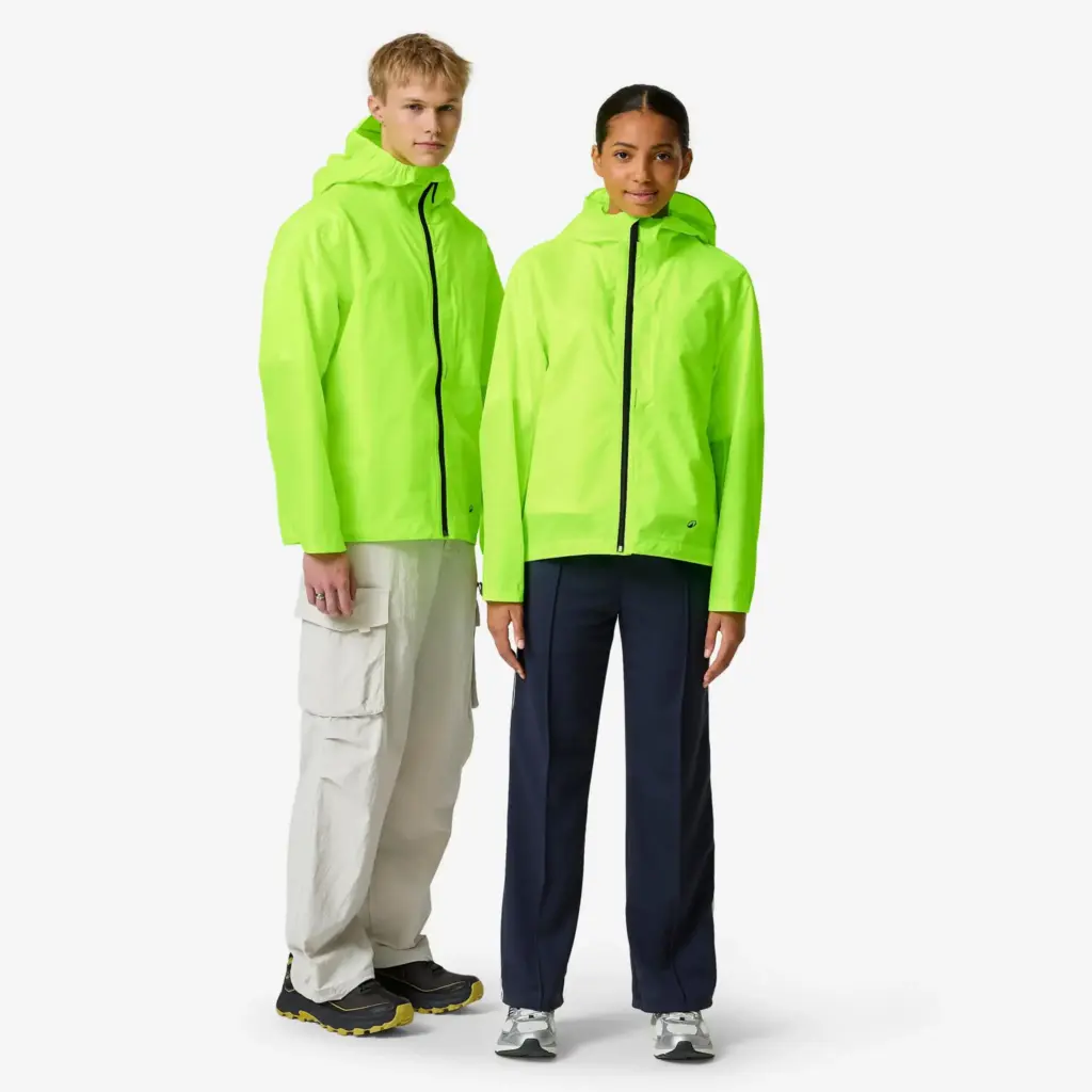 Deux personnes portant la veste pluie vélo unisexe jaune fluo BTWIN Visibilité jour 120